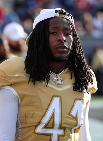 alvin kamara wearing necklace